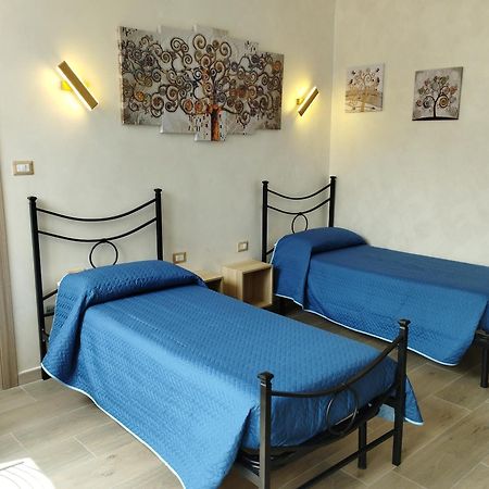 Hotel Roma Tourist Lease Stadtviertel Stadtviertel Acilia Exterior foto